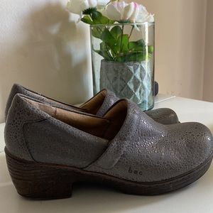 BOC Born Women's 9.5M Comfort Clogs Nurse C93522 Shimmer Gray Lizard